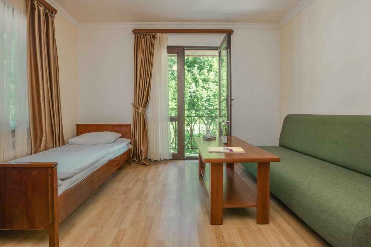 Ariana Family Hotel Dilijan Exterior photo